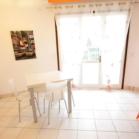 בית נופש Trilo Tivoli Con Piscina E Tennis ביביונה