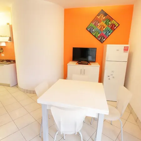 בית נופש Trilo Tivoli Con Piscina E Tennis